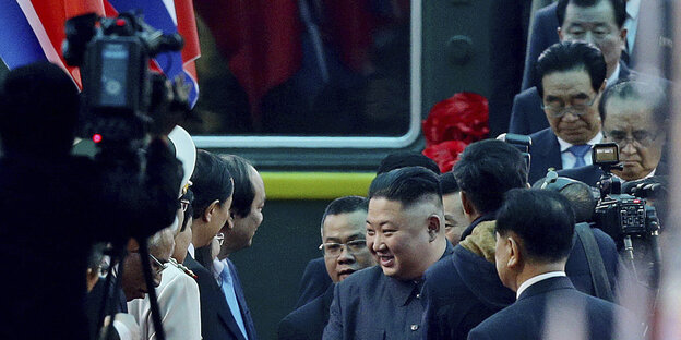 Nordkoreas Machthaber Kim Jong Un vor seinem Privatzug Hände schüttelnd, kurz vor dem Gipfel mit Trump Nordkoreas Machthaber Kim Jong Un vor seinem Privatzug Hände schüttelnd, kurz vor dem Gipfel mit Trump