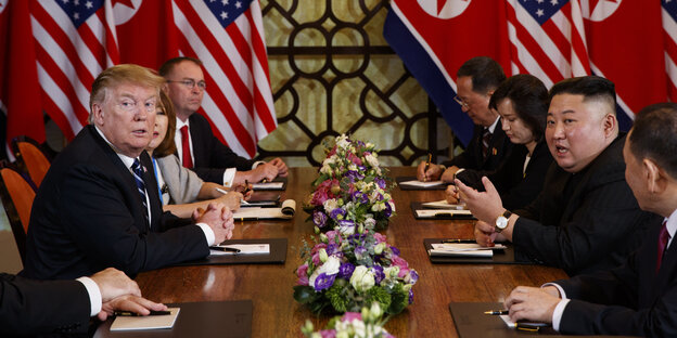 US-Präsident Donald Trump und Kim Jong Un bei ihrem Treffen am Donnerstag in Hanoi US-Präsident Donald Trump und Kim Jong Un bei ihrem Treffen am Donnerstag in Hanoi