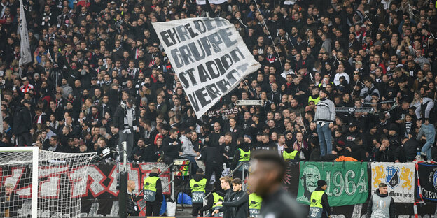 fankurve im fußballstadion der eintracht frankfurt fankurve im fußballstadion der eintracht frankfurt