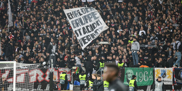 fankurve im fußballstadion der eintracht frankfurt