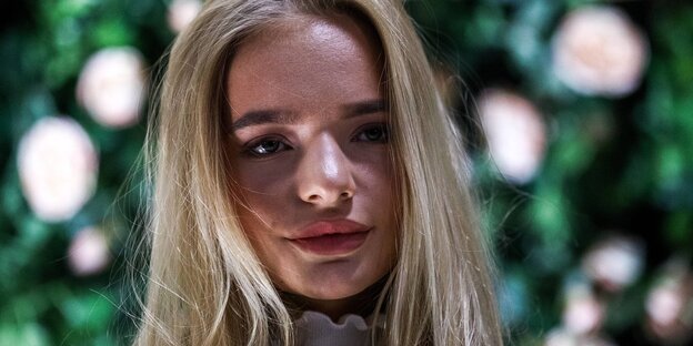 Das Gesicht einer jungen Frau mit langen Haaren Das Gesicht einer jungen Frau mit langen Haaren