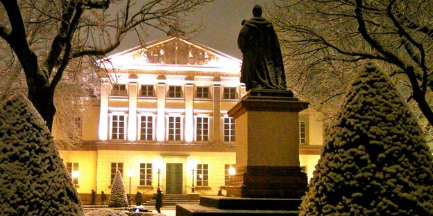 Das beleuchtete Aulagebäude der Uni Göttingen Das beleuchtete Aulagebäude der Uni Göttingen