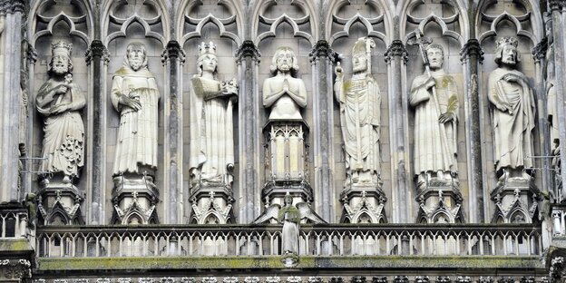 Steinreliefs an einer Kirchenfassade Steinreliefs an einer Kirchenfassade