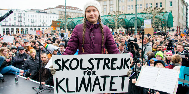 Greta Thunberg mit einem Schild Greta Thunberg mit einem Schild
