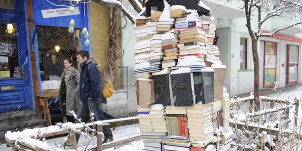 EIn schneebedeckter Bücherturm in der Graefestraße EIn schneebedeckter Bücherturm in der Graefestraße