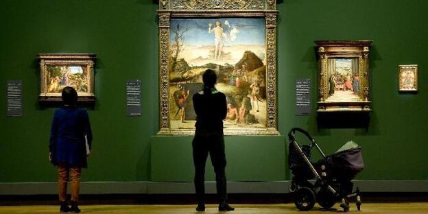 Zwei Menschen betrachten ein Gemälde Zwei Menschen betrachten ein Gemälde