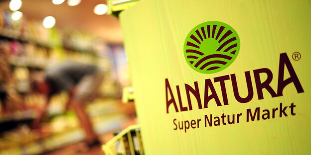Das Alnatura-Logo, darunter steht „SUPER NATUR MARKT“ Das Alnatura-Logo, darunter steht „SUPER NATUR MARKT“