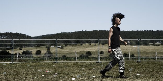 Ein Punk läuft über ein Feld Ein Punk läuft über ein Feld