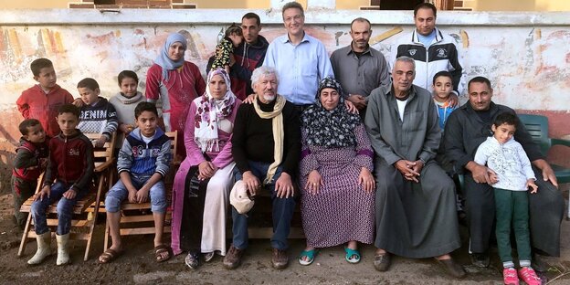 Eine Aufnahme einer 19-köpfigen Familie, der Autor steht in der Mitte Eine Aufnahme einer 19-köpfigen Familie, der Autor steht in der Mitte