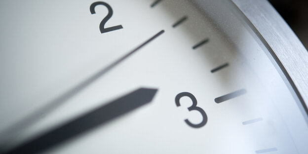 Der Stundenzeiger einer steht zwischen 2 und 3 Uhr Der Stundenzeiger einer steht zwischen 2 und 3 Uhr
