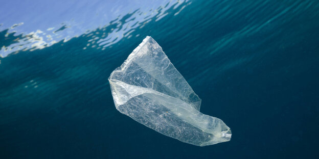 Eine Plastiktüte treibt im Meer. Eine Plastiktüte treibt im Meer.