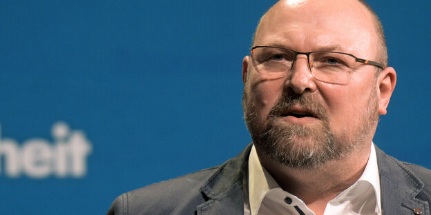 der AfD-Landesschatzmeister Frank Kral spricht vor einem Plakat auf dem Parteitag der AfD Baden-Württemberg der AfD-Landesschatzmeister Frank Kral spricht vor einem Plakat auf dem Parteitag der AfD Baden-Württemberg