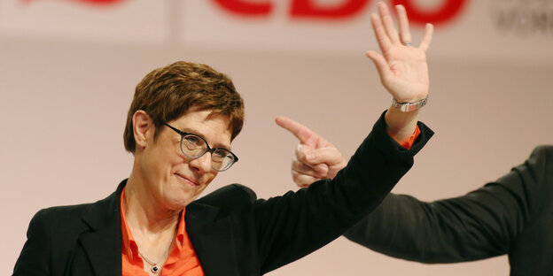 Annegret Kramp-Karrenbauer, CDU-Bundesvorsitzende, winkt beim 24. Politischen Aschermittwoch der CDU Mecklenburg-Vorpommern den Gästen zu. Annegret Kramp-Karrenbauer, CDU-Bundesvorsitzende, winkt beim 24. Politischen Aschermittwoch der CDU Mecklenburg-Vorpommern den Gästen zu.