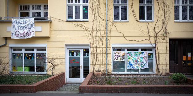 Eine mit Bannern verhängte Kita-Einrichtung Eine mit Bannern verhängte Kita-Einrichtung