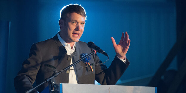 Andre Poggenburg, Vorsitzender der Partei Aufbruch deutscher Patrioten (AdP), spricht auf einer Bühne bei der Aschermittwochsveranstaltung seiner Partei Andre Poggenburg, Vorsitzender der Partei Aufbruch deutscher Patrioten (AdP), spricht auf einer Bühne bei der Aschermittwochsveranstaltung seiner Partei
