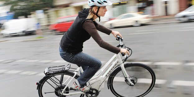 Eine Radfahrerin