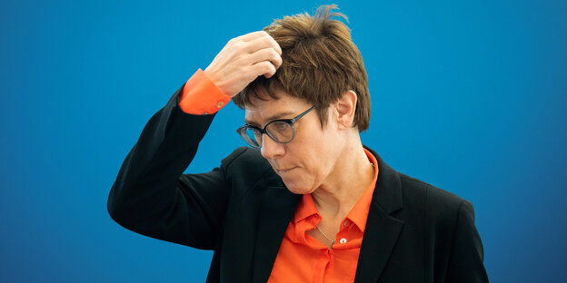 AKK fasst sich an den Kopf AKK fasst sich an den Kopf