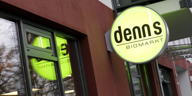 Das Schild eines Denns Biomarktes Das Schild eines Denns Biomarktes