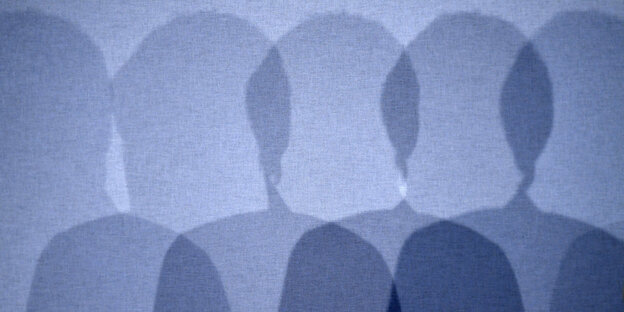 Mehrere Schatten von Bundeskanzlerin Angela Merkel (CDU) werden an eine Wand projiziert Mehrere Schatten von Bundeskanzlerin Angela Merkel (CDU) werden an eine Wand projiziert