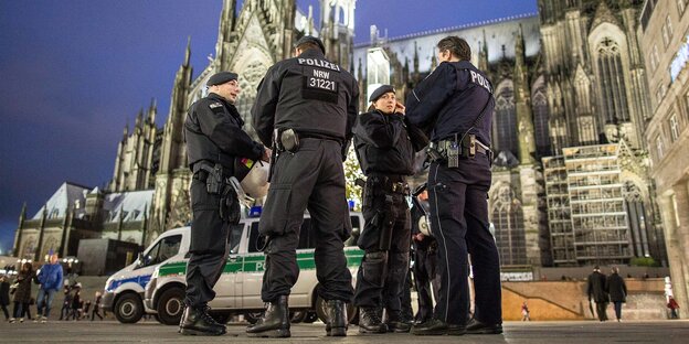Eine Gruppe von Polizisten am Abend vor dem Kölner Dom Eine Gruppe von Polizisten am Abend vor dem Kölner Dom