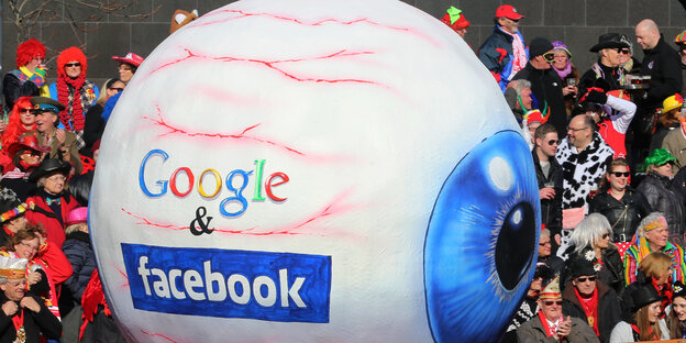 Karnevalswagen mit Google- und Facebook-"Auge" Karnevalswagen mit Google- und Facebook-"Auge"