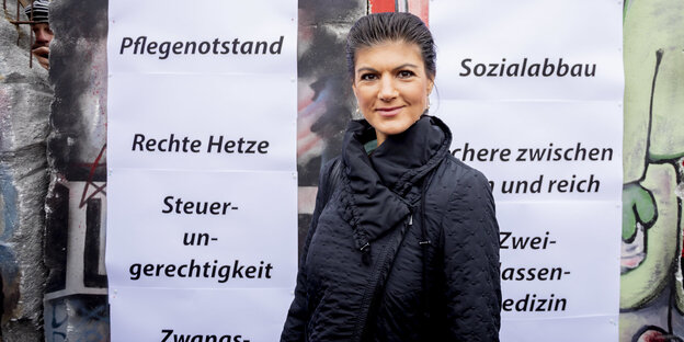 Sahra Wagenknecht, Fraktionsvorsitzende von Die Linke im Bundestag, steht bei einer Kundgebung der Aufstehen-Bewegung auf dem Pariser Platz vor der «Mauer der sozialen Spaltung» Sahra Wagenknecht, Fraktionsvorsitzende von Die Linke im Bundestag, steht bei einer Kundgebung der Aufstehen-Bewegung auf dem Pariser Platz vor der «Mauer der sozialen Spaltung»