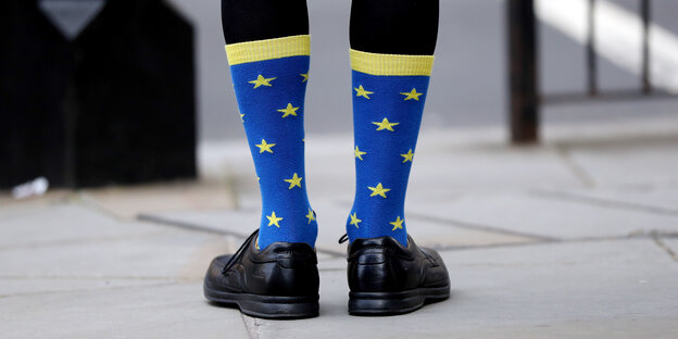 Blaue Socken mit gelben Sternen trägt ein Pro-EU-Demonstrant in London Blaue Socken mit gelben Sternen trägt ein Pro-EU-Demonstrant in London
