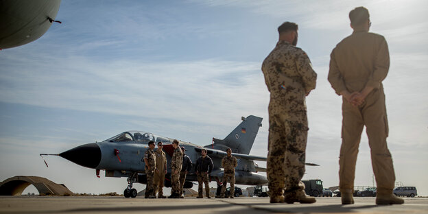 Bundeswehrsoldaten stehen vor einem Tornado-Jet Bundeswehrsoldaten stehen vor einem Tornado-Jet