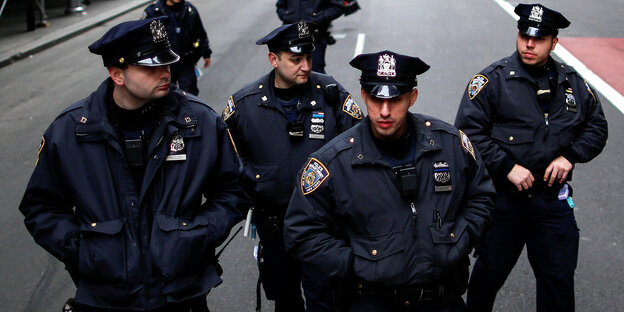 Vier New Yorker Polizisten stehen auf einer Straße Vier New Yorker Polizisten stehen auf einer Straße
