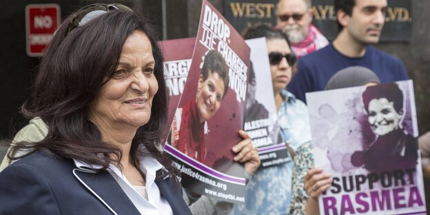 Rasmea Odeh steht vor Demonstranten, die auf Plakaten "Justice" für sie fordern Rasmea Odeh steht vor Demonstranten, die auf Plakaten "Justice" für sie fordern