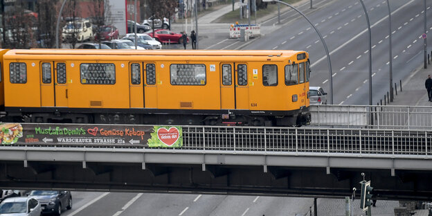 Eine Bahn der BVG fährt über die Oberbaumbrücke Eine Bahn der BVG fährt über die Oberbaumbrücke