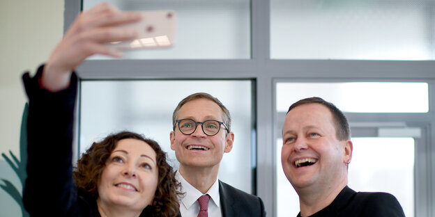 Ramona Pop und Michael Müller und Klaus Lederer machen am Rande der Pressekonferenz zur Halbzeit von Rot-Rot-Grün ein Selfie Ramona Pop und Michael Müller und Klaus Lederer machen am Rande der Pressekonferenz zur Halbzeit von Rot-Rot-Grün ein Selfie