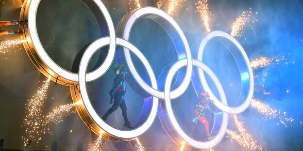 Brennende Olympische Ringe bei der Eröffnungszeremonie in Buenos Aires Brennende Olympische Ringe bei der Eröffnungszeremonie in Buenos Aires