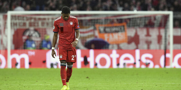 Ein Fußballspieler geht gebeugten Hauptes vom Feld Ein Fußballspieler geht gebeugten Hauptes vom Feld