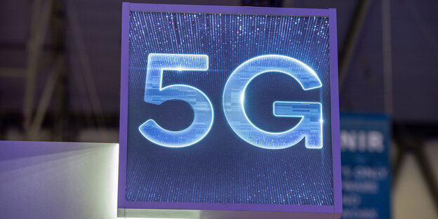 Beleuchtetes Schild mit der Aufschrift 5G