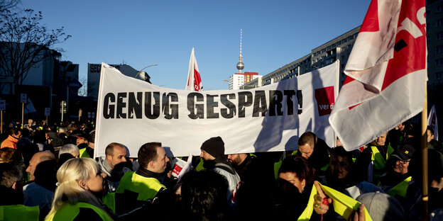 Streikende Arbeitnehmer der Berliner Verkehrsbetriebe (BVG) und ihrer Tochtergesellschaft Berlin Transport haben sich für eine Kundgebung vor der BVG Zentrale versammelt. Streikende Arbeitnehmer der Berliner Verkehrsbetriebe (BVG) und ihrer Tochtergesellschaft Berlin Transport haben sich für eine Kundgebung vor der BVG Zentrale versammelt.