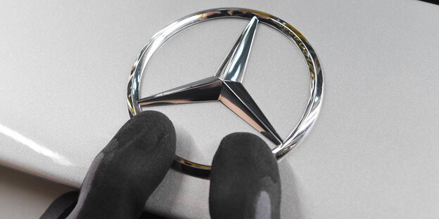 Zwei Finger und ein Mercedes-Stern Zwei Finger und ein Mercedes-Stern