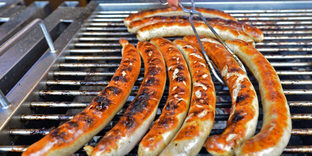 Bratwürste auf einem Grill Bratwürste auf einem Grill