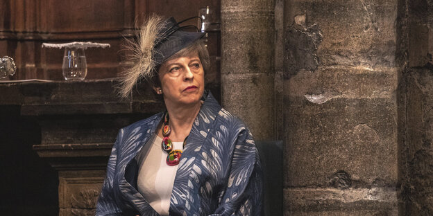 Theresa May sitzt gedankenverloren in einer Kirche Theresa May sitzt gedankenverloren in einer Kirche
