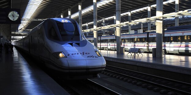 Renfe-zug in leerem Bahnhof Renfe-zug in leerem Bahnhof