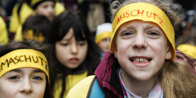 Schüler beteiligen sich an der "Fridays for Future" - Klimademonstration. Zwei Kinder mit Kopfbinden gucken in die Kamera Schüler beteiligen sich an der "Fridays for Future" - Klimademonstration. Zwei Kinder mit Kopfbinden gucken in die Kamera