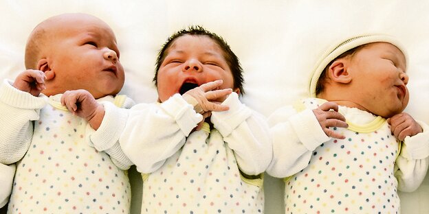 Drei Babys liegen nebeneinander. Drei Babys liegen nebeneinander.