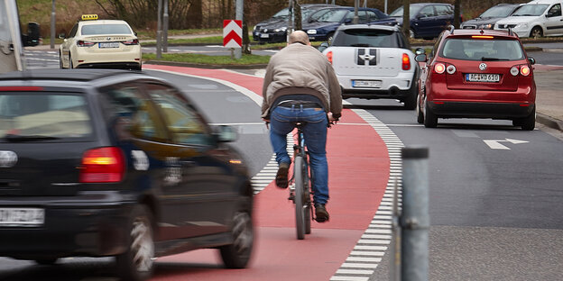 Fahrradfahrer, von Auto bedrängt Fahrradfahrer, von Auto bedrängt