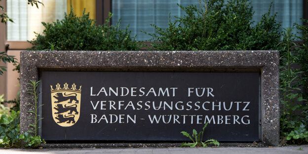 Das Eingangsschild des baden-württembergischen Landesamt für Verfassungsschutz. Das Eingangsschild des baden-württembergischen Landesamt für Verfassungsschutz.