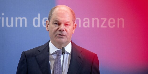 Torso von Bundesfinanzminister Olaf Scholz Torso von Bundesfinanzminister Olaf Scholz