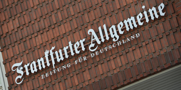 FAZ-Schriftzug an der Fassade des Redaktionsgebäudes FAZ-Schriftzug an der Fassade des Redaktionsgebäudes