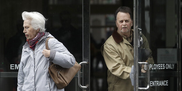 Edwin Hardeman (r) verlässt mit seiner Frau Mary ein Bundesgericht in San Francisco