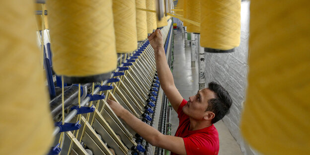 An einer Fachmaschine arbeitet der Lehrling im ersten Lehrjahr zum Maschinen- und Anlagenführer für Textiltechnik Salman Mirzaei aus Afghanistan in der Zwickauer Kammgarn GmbH in Wilkau-Haßlau An einer Fachmaschine arbeitet der Lehrling im ersten Lehrjahr zum Maschinen- und Anlagenführer für Textiltechnik Salman Mirzaei aus Afghanistan in der Zwickauer Kammgarn GmbH in Wilkau-Haßlau