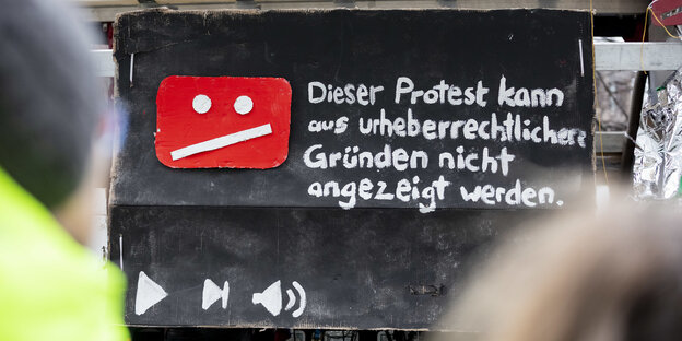 "Dieser Protest kann aus urheberrechtlichen Gründen nicht angezeigt werden." steht bei einer Demonstration des Bündnisses «Berlin gegen 13» gegen Uploadfilter und EU-Urheberrechtsreform im Artikel 13 auf einem Plakat mit YouTube-Grafik "Dieser Protest kann aus urheberrechtlichen Gründen nicht angezeigt werden." steht bei einer Demonstration des Bündnisses «Berlin gegen 13» gegen Uploadfilter und EU-Urheberrechtsreform im Artikel 13 auf einem Plakat mit YouTube-Grafik