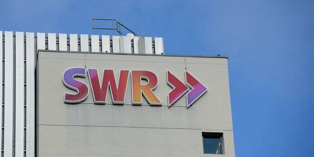 Das Logo des SWR ist auf dem Funkhaus des Senders zu sehen